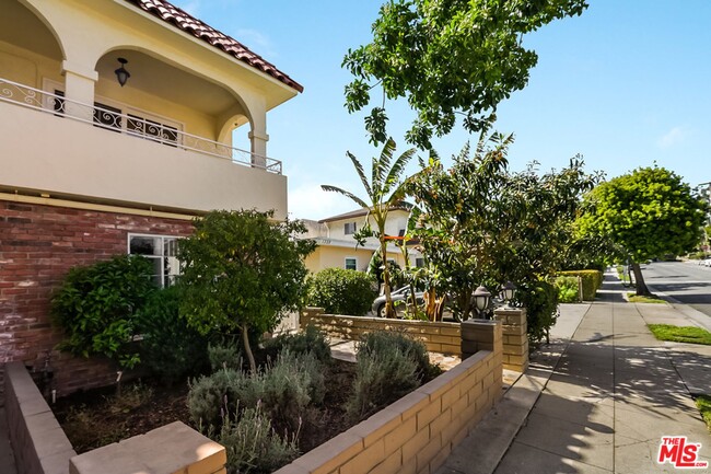 Building Photo - Beautifully Remodeled 2 Bed 1.5 Bath Santa... Unit 2 Rental