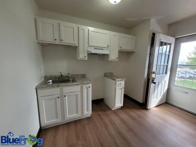 Photo - 1914 Division St