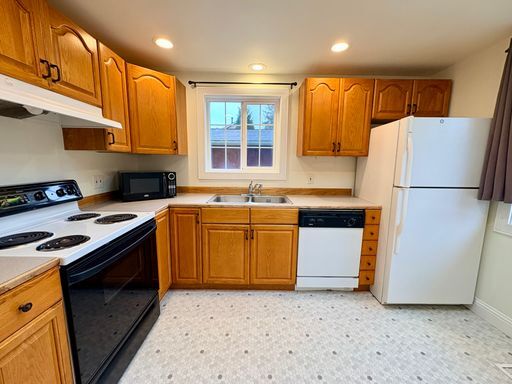 Photo - Charming and bright 3 bedroom in Haller Lake