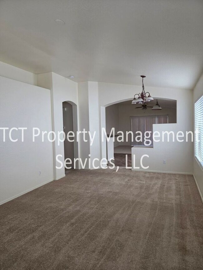 Great 3 Bed, 2 Bath with Open Floor Plan!