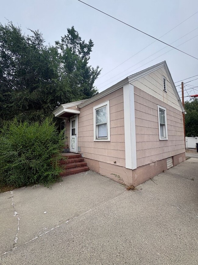 Building Photo - 107 & 107 1/2 Terry Ave Unit 107 1/2 Terry Ave