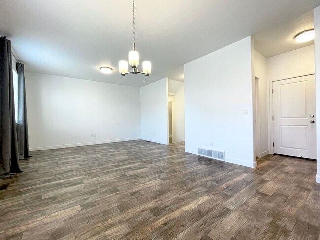 Photo - Lovely 2 Story in Saratoga Springs!