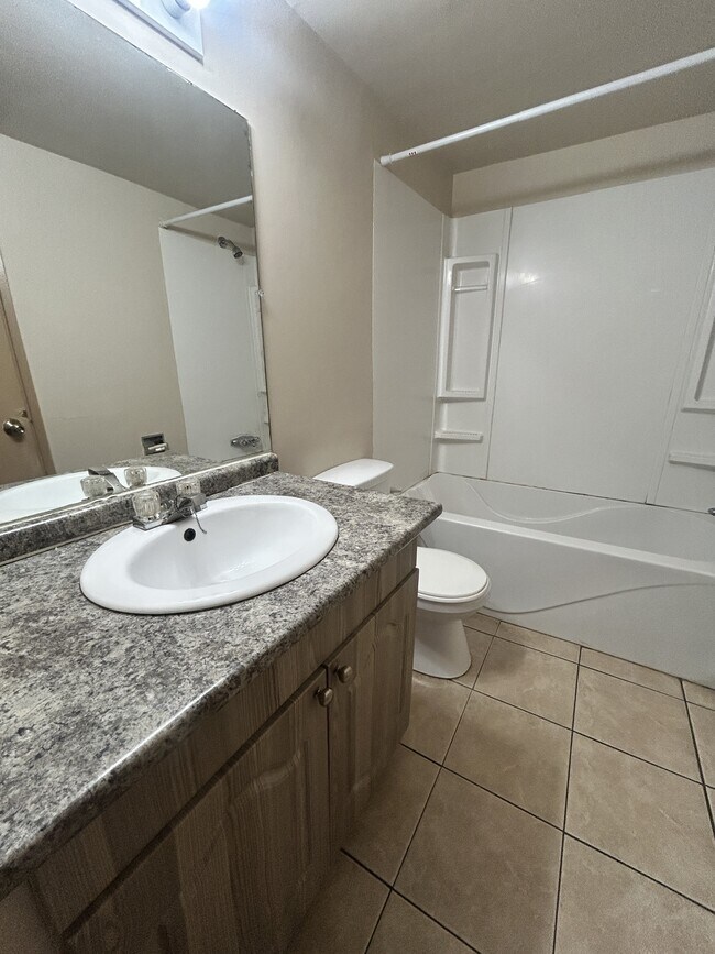 Photo - 11715-11124 124 St Unit 101
