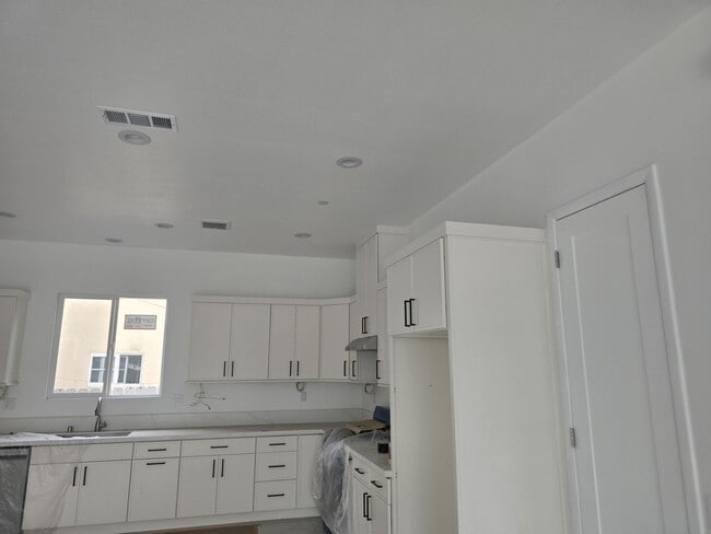 Newly Built Spacious 4 Bed/4 Bath Home in Garden Grove for Lease - Newly Built Spacious 4 Bed/4 Bath Home in Garden Grove for Lease