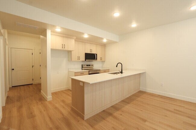 271 W 690 N