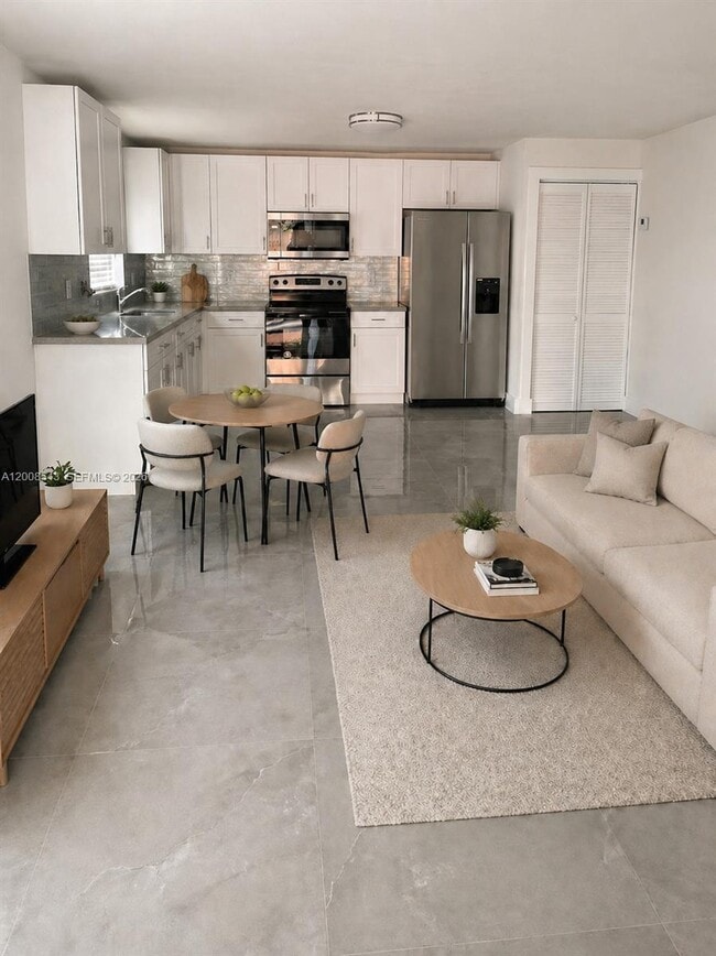 Building Photo - 4281 Riverside Dr Unit 4