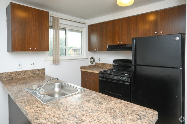 2 BR, 1 BA - Oak Ridge, 915 SF