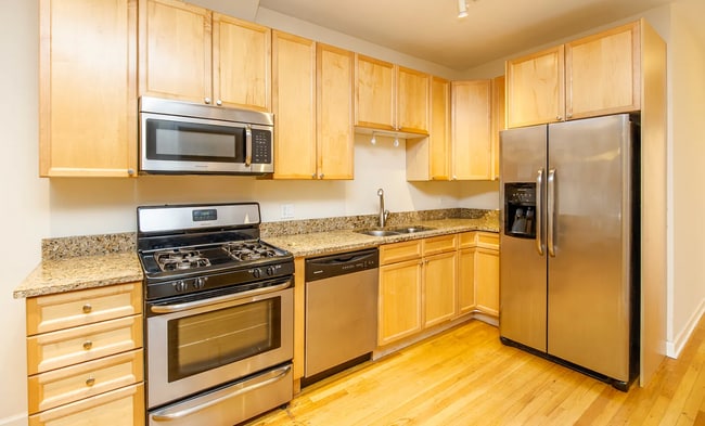 Building Photo - 3347 N Clark St Unit 3