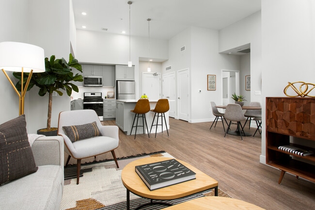 Apartments con pisos de superficie dura en la cocina, la vida, y áreas de comedor