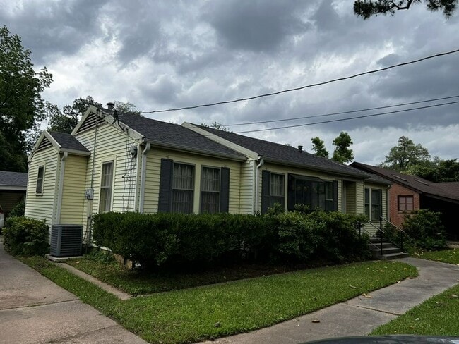 Building Photo - Broadmoor Historical  3 Bedroom 2 Bathroom