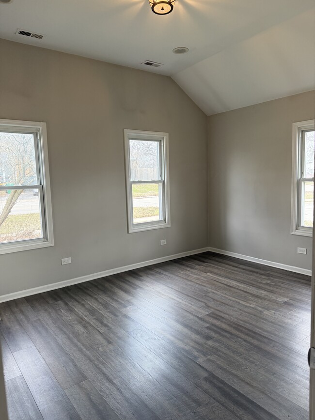 Photo - 545 E Division St