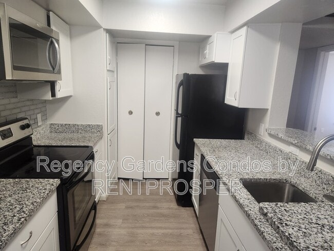 Building Photo - 5587 Devonbriar Way Unit 102