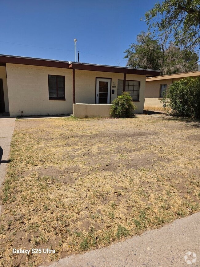 Building Photo - Clean THREE Bedroom Home