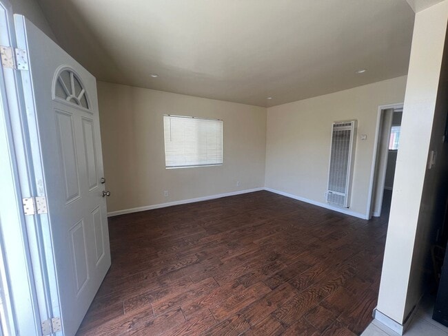 Building Photo - 1533 W 80th Rental