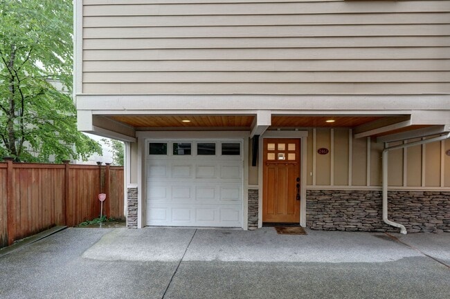 Photo - Grand 4 bedroom /2.5-bathroom Townhome w/ ...
