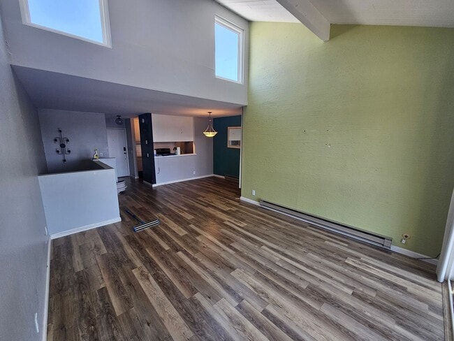 Shoreline Serenity: Modern Condo Steps fro... - Shoreline Serenity: Modern Condo Steps fro...