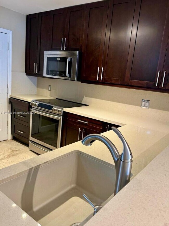 Building Photo - 1400 NE 191st St Unit 105 Rental