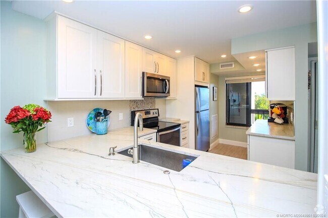 Building Photo - 4620 NE Sandpebble Trce Unit 303 Rental