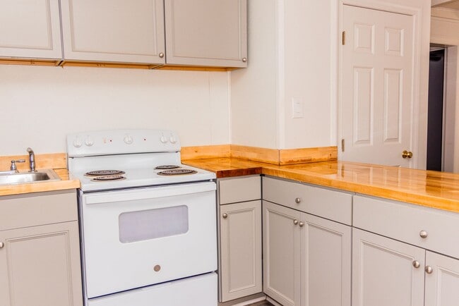 Photo - Located Near Regency Mall- A MUST See!