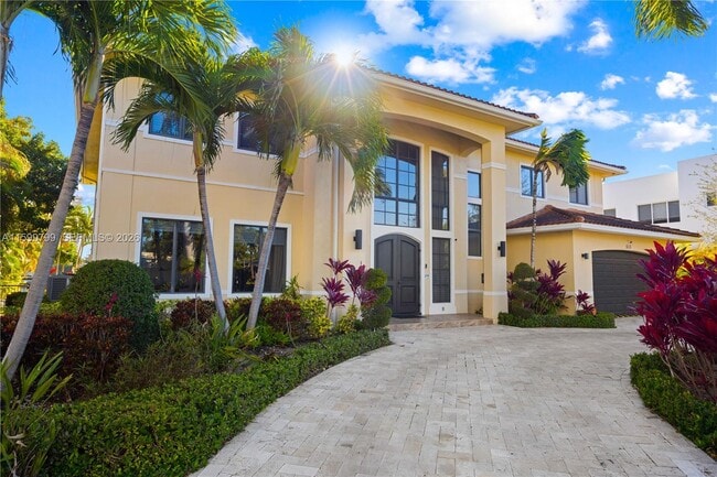 Building Photo - 513 Palm Dr