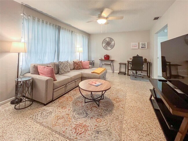 Photo - 1649 Livingstone St