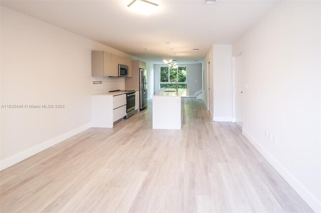 Open floor plan - 2555 NE 193rd St