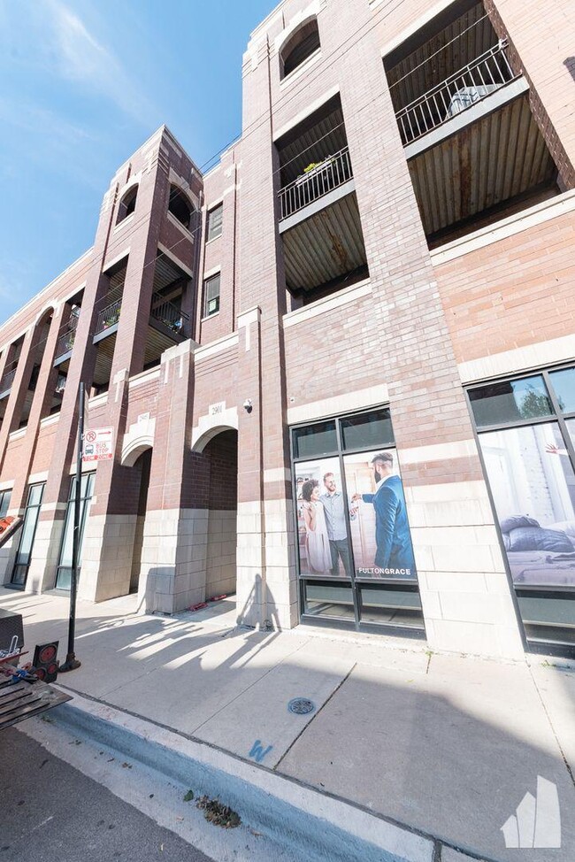 Building Photo - 3 bedroom in Chicago IL 60657 Unit 303 Rental