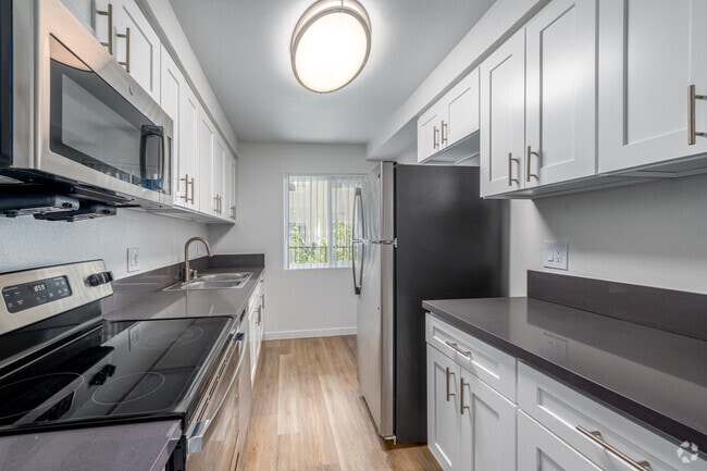 2BR, 2BA - 950SF - Kitchen
