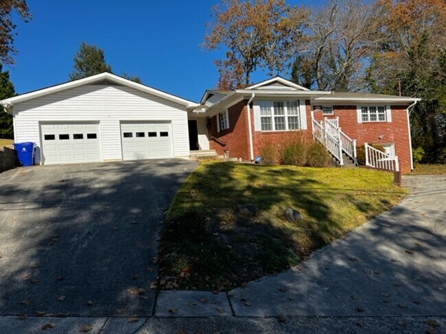 Building Photo - Oak Ridge 37830 - 3 bedroom, 1.5 bath home upstairs with basement bonus room - Call Troy Adams 86...