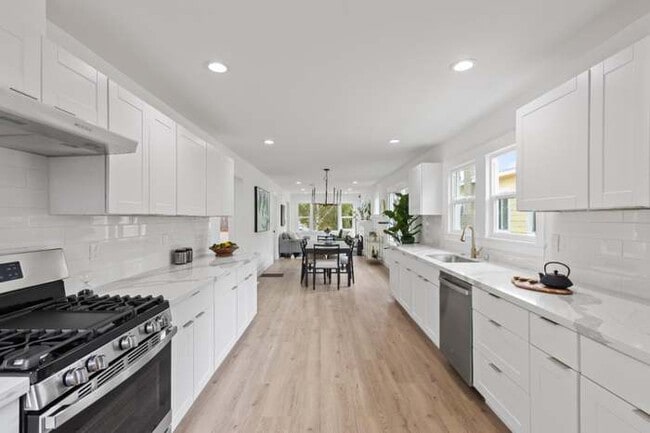 Photo - 5018 Congress Ave