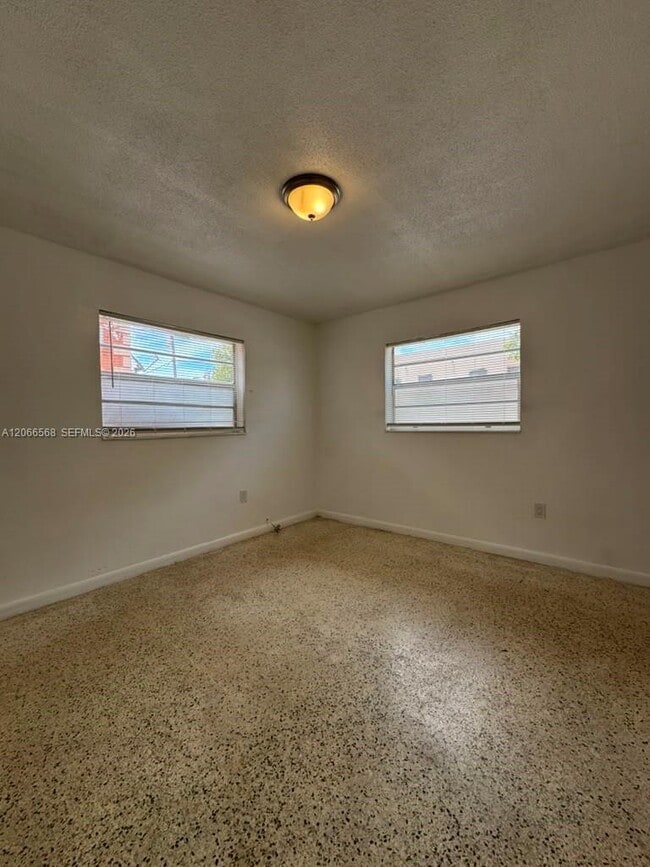 Photo - 735 W 15th St Unidad 4