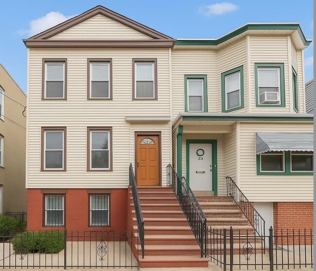 Building Photo - 23 Vroom St Unit 2