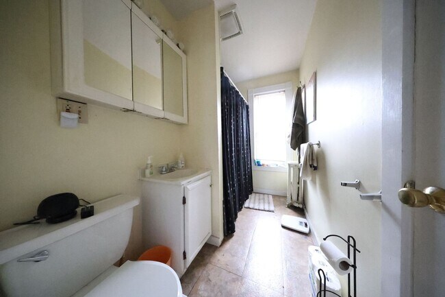 Photo - No brokers Fee, No Security Deposit, Small Dogs Friendly, Backyard, Eat-in Kitchen