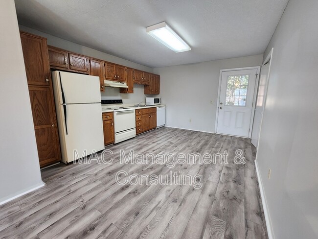 Building Photo - 1849 Summerhaven Ave Unit Apt. 2