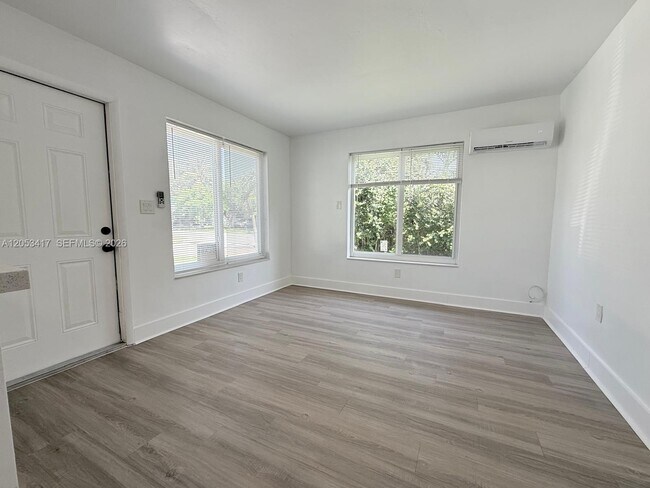 Photo - 520 SW 5th St Unit 2