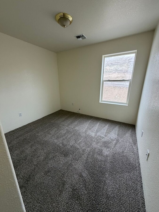 Photo - Newly Renovated 2 Bedroom, 1.5 Bathroom Duplex - Located near Sky Lakes and Oregon Tech!
