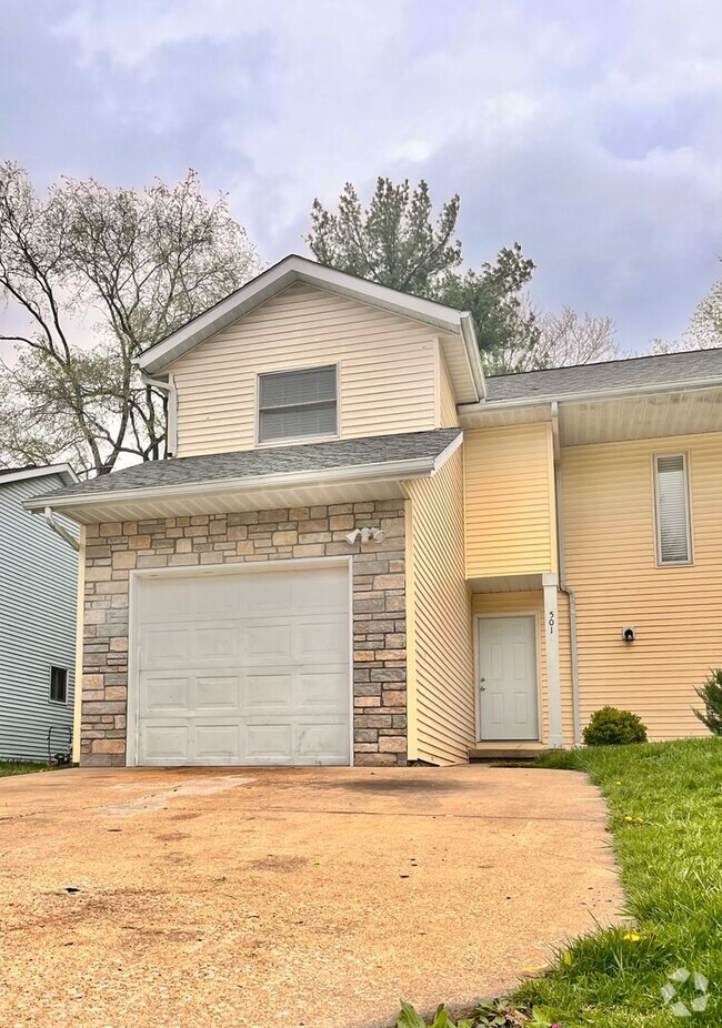 Building Photo - 501-503 S Village Court Unit 501 S Village Court Rental