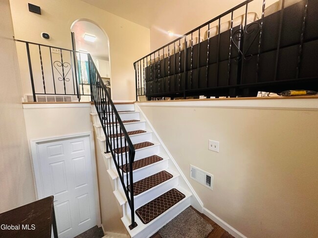 Photo - 4 Thoroughbred Ln