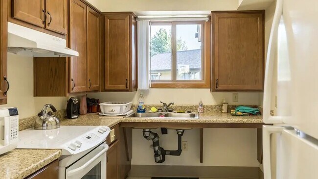 Photo - 220 Holiday Ln