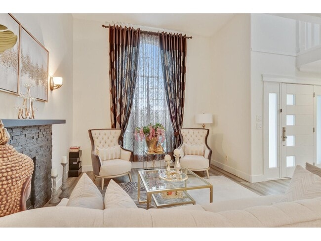 Photo - 13698-13658 58 Ave