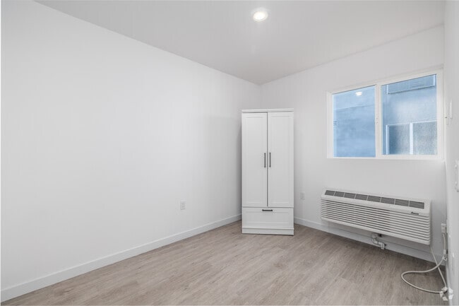 1BR, 1BA - 347SF - Bedroom