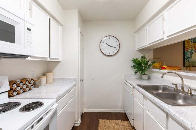 2HAB, 2BA, 960 ft² - Waters of Winrock Apartments