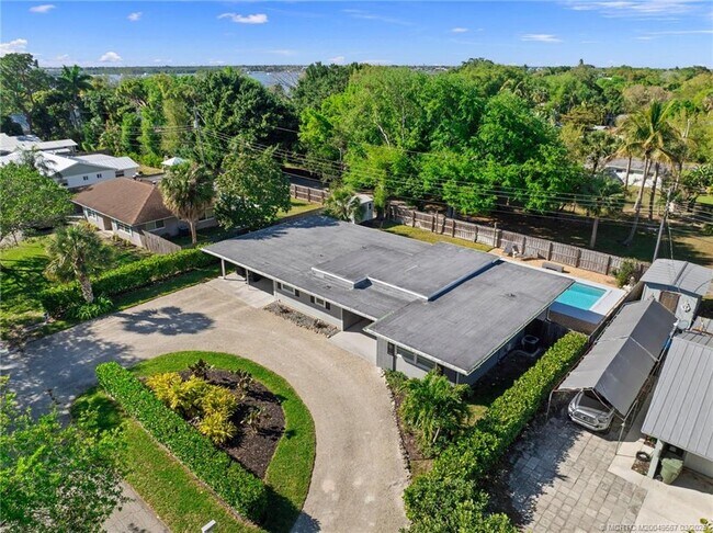 Building Photo - 530 S Manor Dr Rental