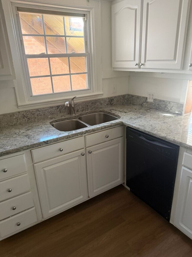 Building Photo - 3 bedroom, 1 bathroom house on Central Ave