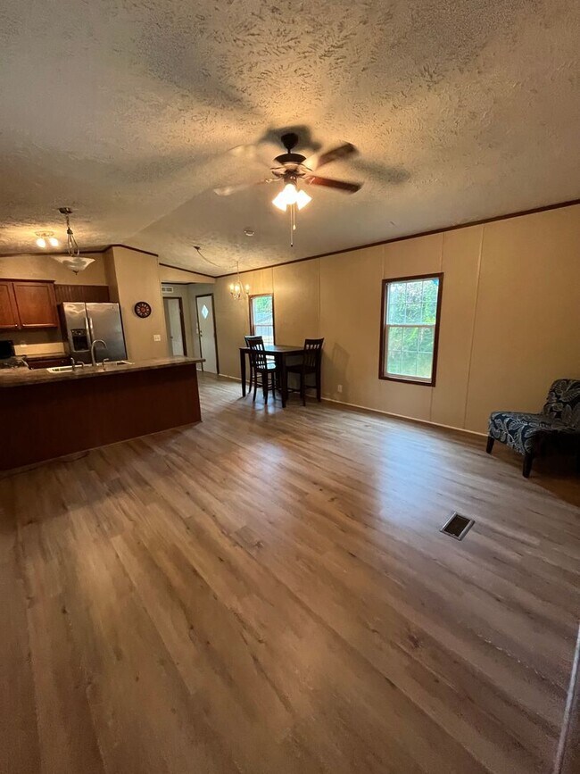 Charming 3Bedroom, 2Bath Mobile Home in House Rental in