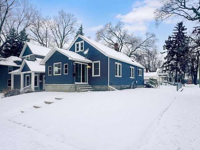 Building Photo - 857 Lyon St NE