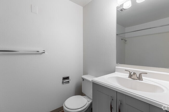 1BR, 1BA - 542 SF - Bathroom