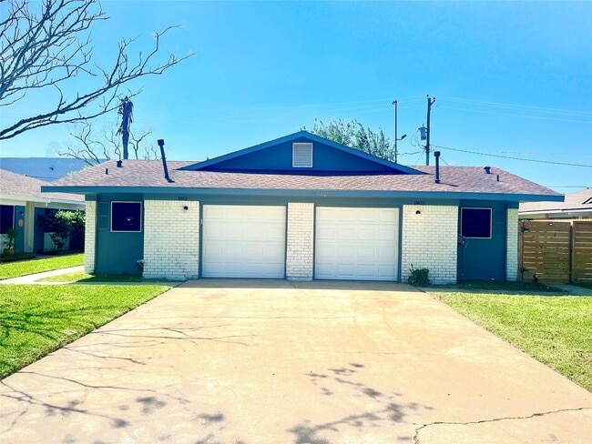 Building Photo - 1901 Bahama Dr