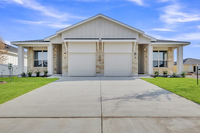 Building Photo - MOVE-IN SPECIAL: December and January rent FREE if moved in before February 1. Unit B