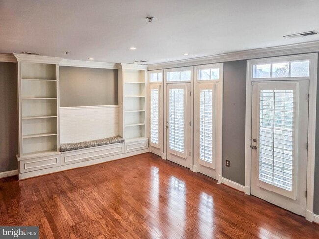 Building Photo - 1023 N Royal St Unit 302